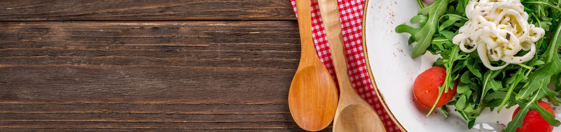 Besteck neben Salatteller