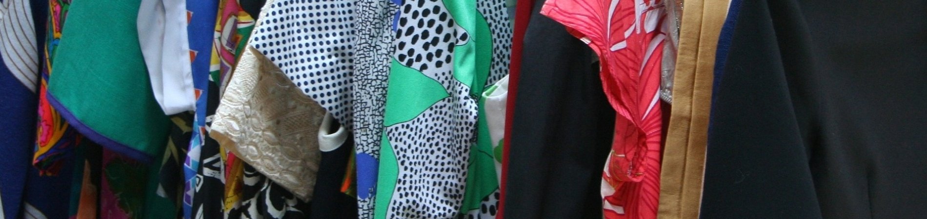 Kleidung auf Bügeln