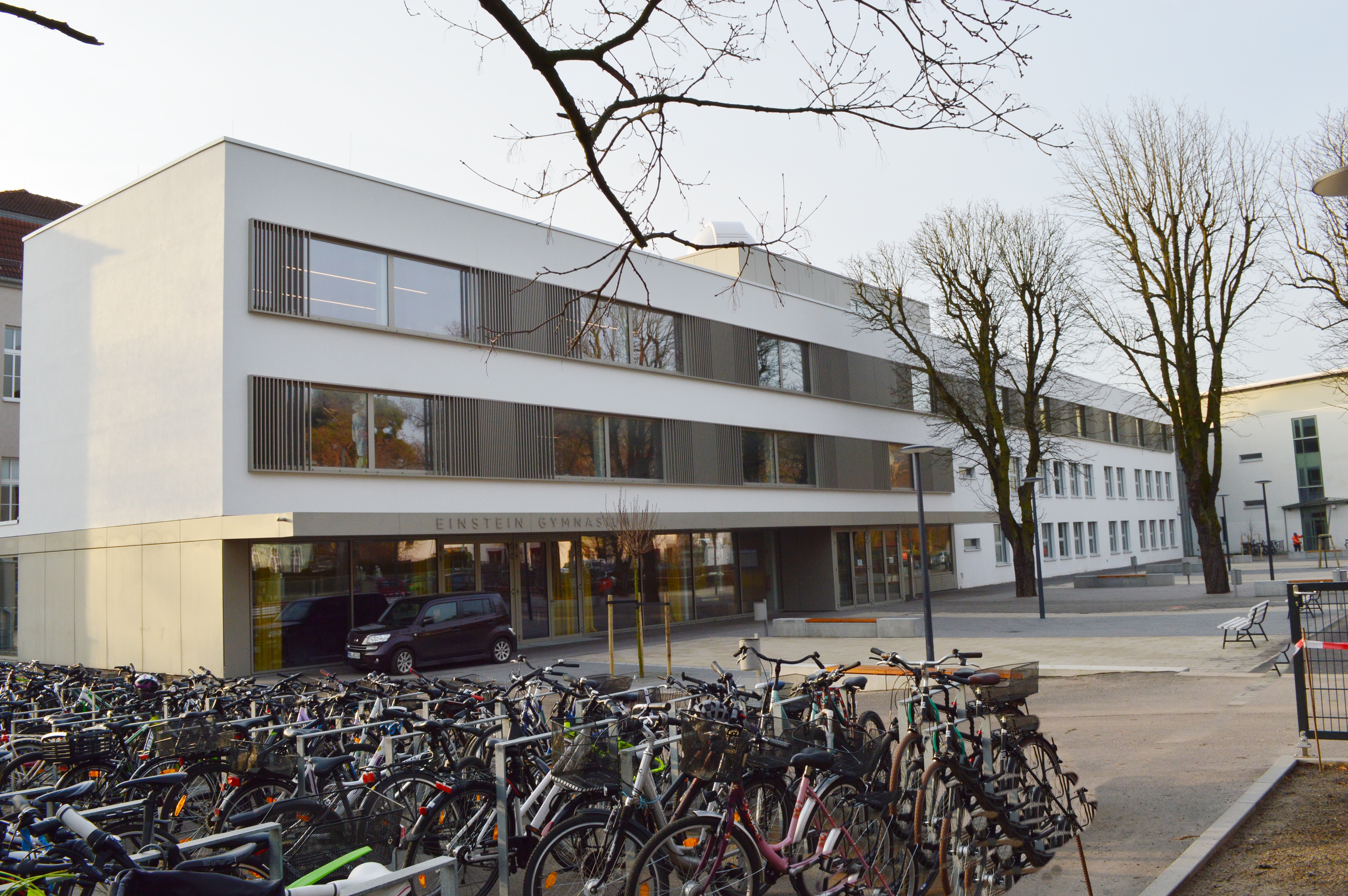 Einsteingymnasium mit Sportplatz