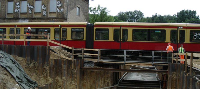 S-Bahn fährt über Behelfsbrücke