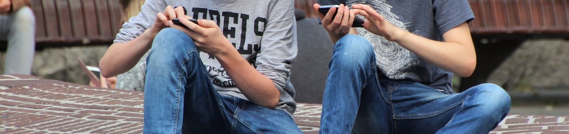 2 Jugendliche am Smartphone.jpg