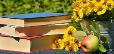 Bücherstapel neben Blumen.jpg