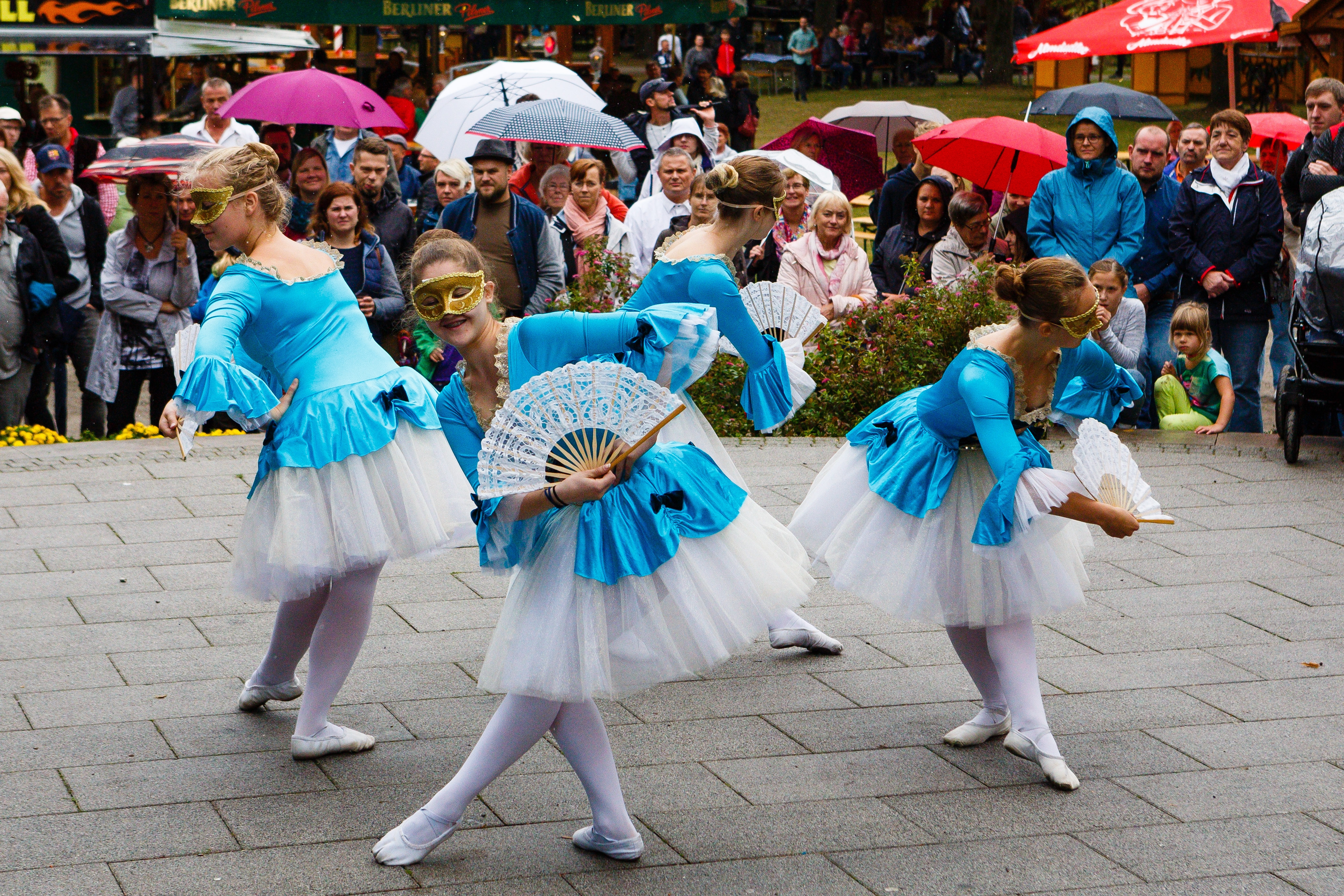 Neuenhagen OKtoberfest Tanzende Mädchen