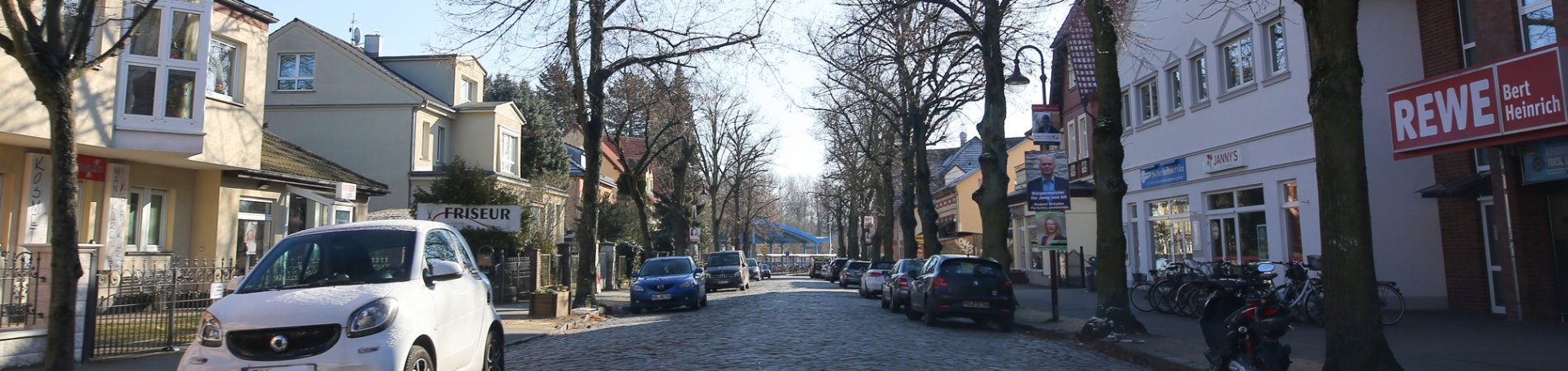 Straße mit parkenden Autos