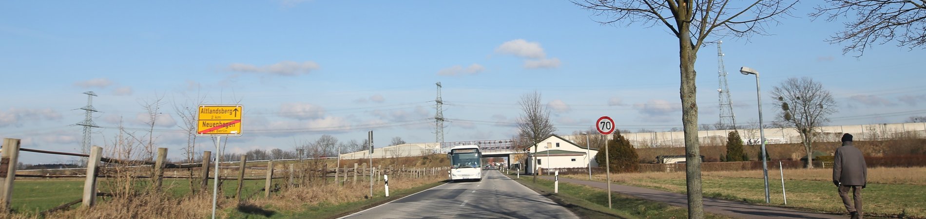 Straße mit parkenden Autos