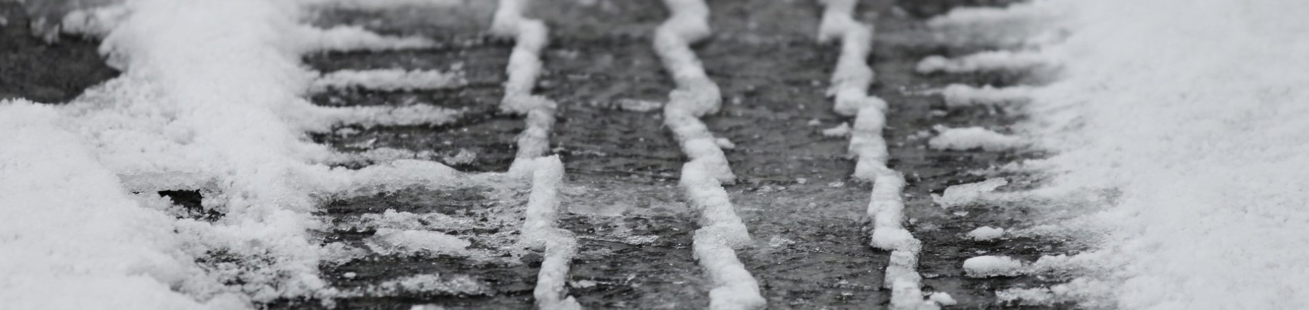 Reifenspuren im Schnee
