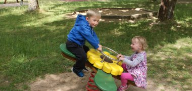 Kinder auf Spielplatz